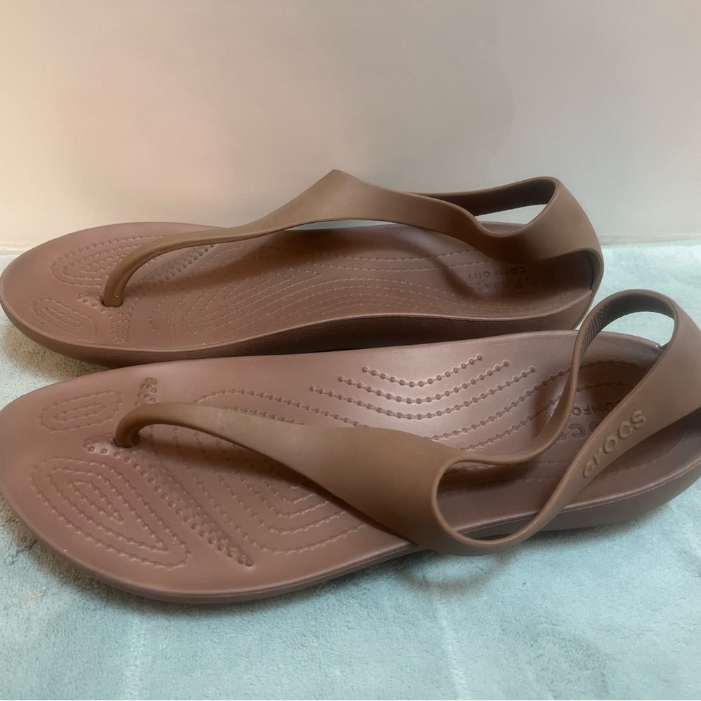 Crocs Iconic Thong Sandal with back 9W
